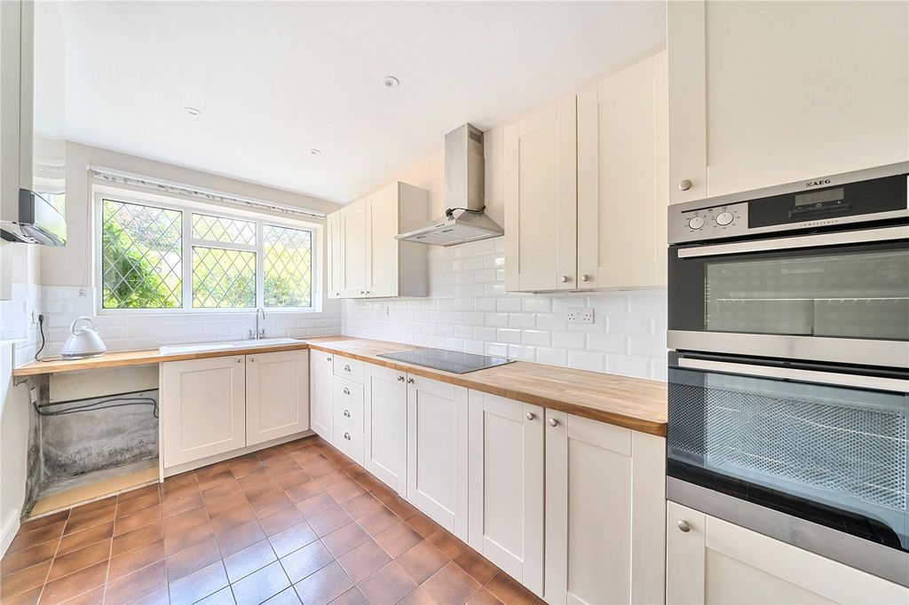 Property photo 3 of 9 Kitchen