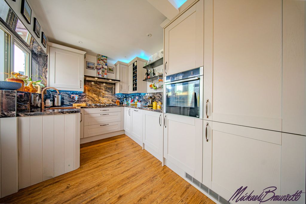 Property photo 3 of 25