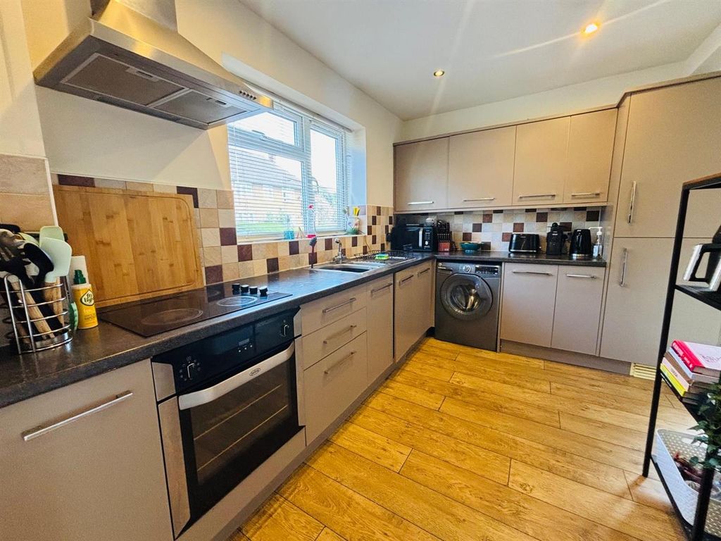 Property photo 3 of 13 Fitted Kitchen: