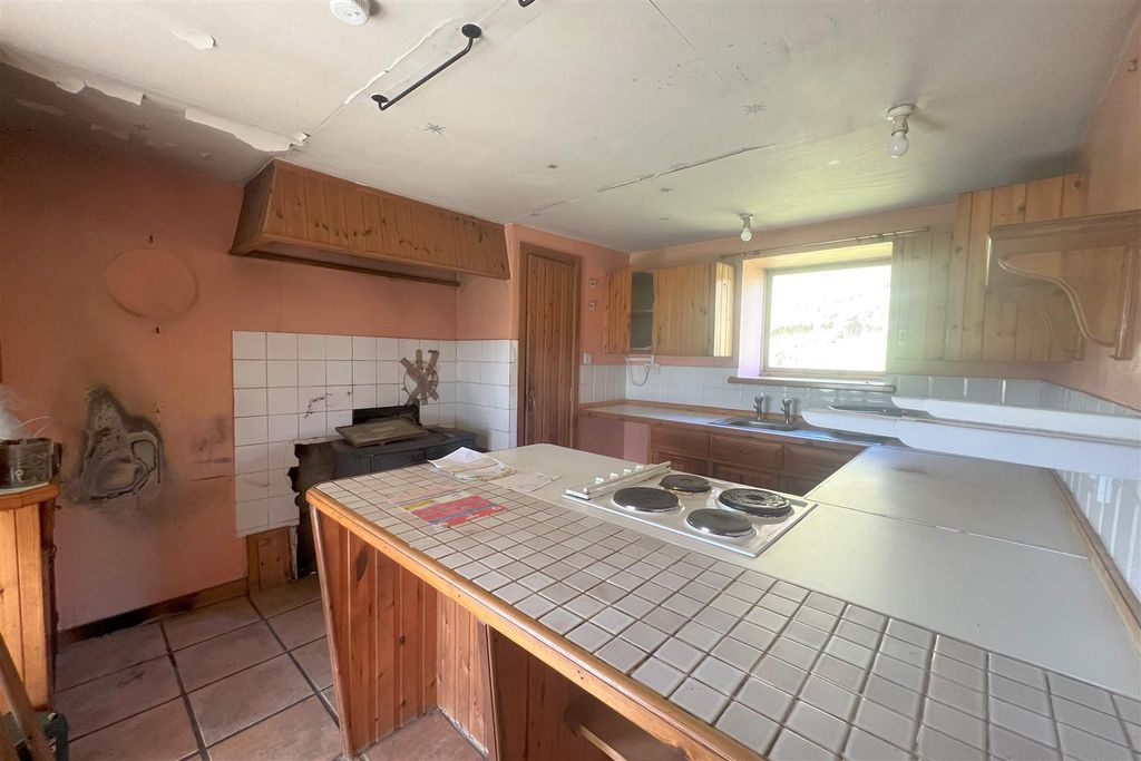Property photo 2 of 19 Kitchen