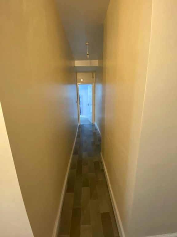 Property photo 3 of 11 Clean Hallway With Modern Wood-Effect Flooring...