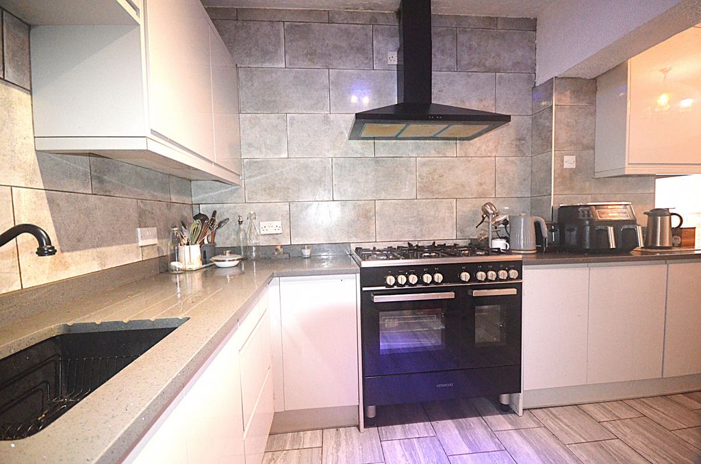 Property photo 1 of 18 Five Bedroom Bungalow To Rent Wolseley Road, Romford Rm7