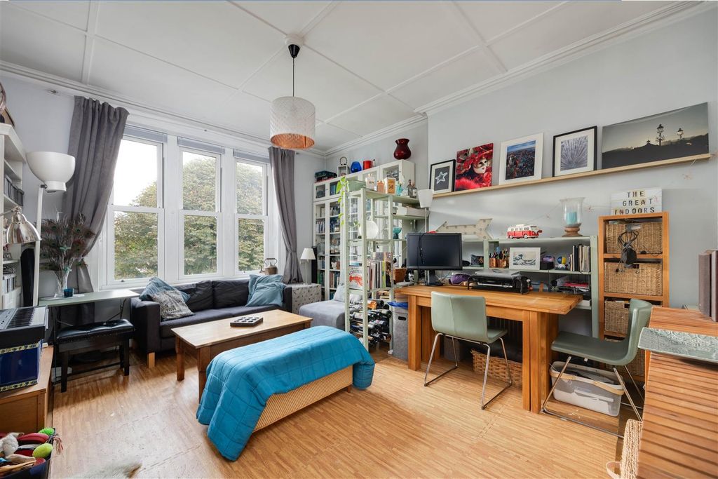 Property photo 2 of 8 Tennison Road Lounge.Jpg
