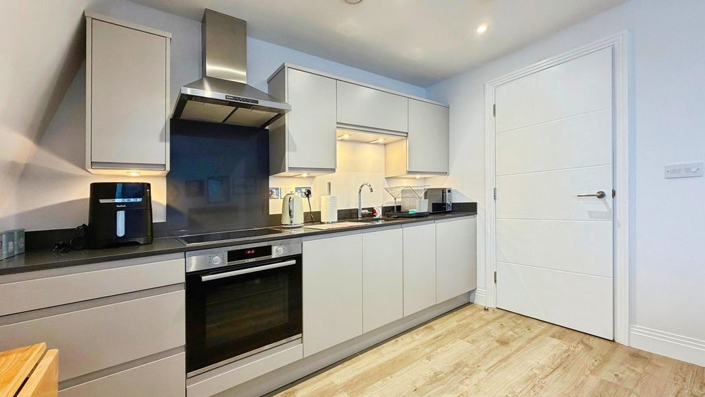 Property photo 3 of 18 4869556