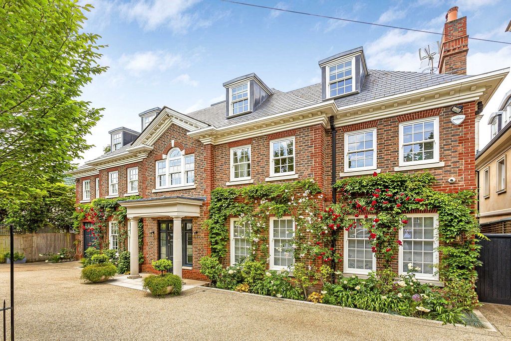 Property photo 1 of 24 Roehampton Gate