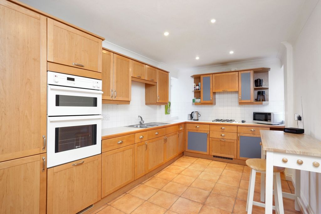 Property photo 3 of 11 Larch Avenue