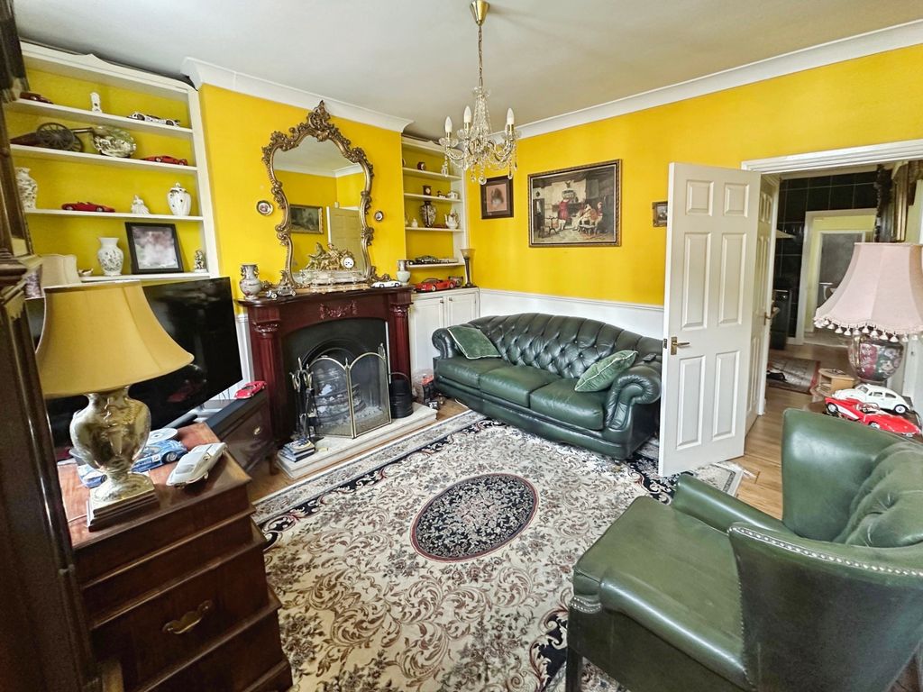 Property photo 3 of 12 Lounge