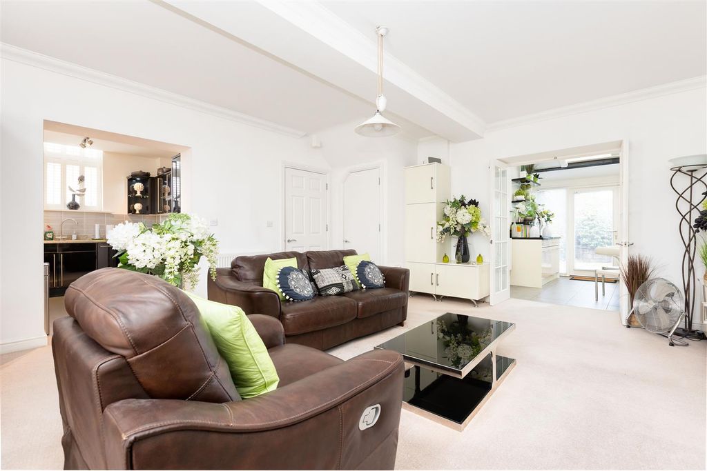 Property photo 2 of 22 Lounge