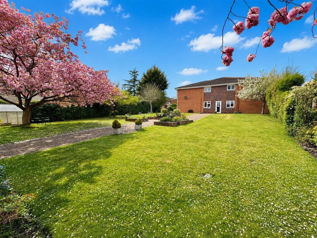 Property photo 2 of 18 Communal Gardens