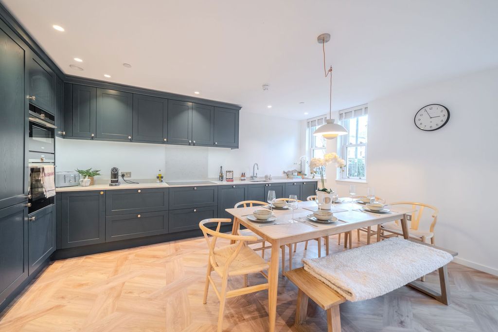 Property photo 2 of 43