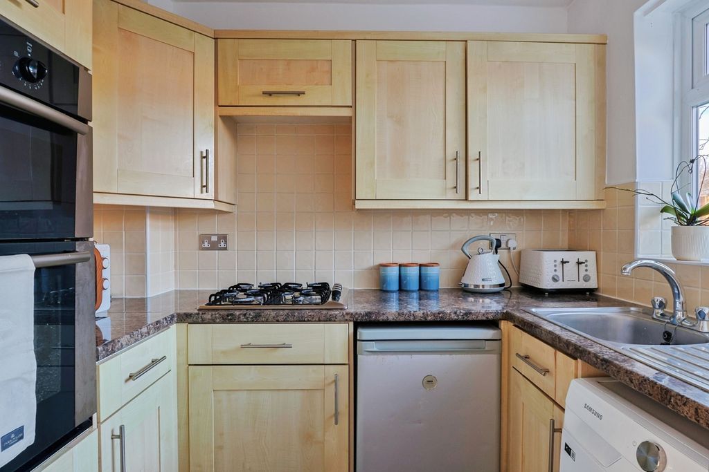 Property photo 3 of 12 Kichen