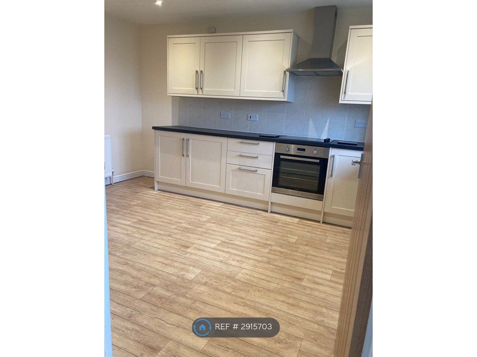 Property photo 3 of 10 Kitchen