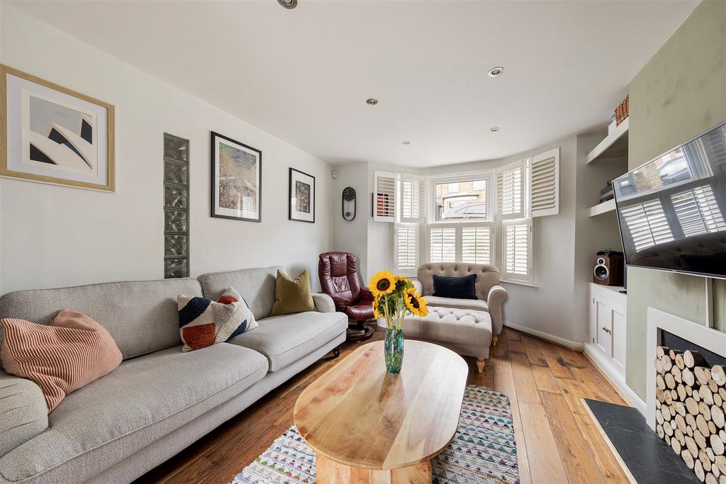 Property photo 1 of 32 Stanley Road, E18