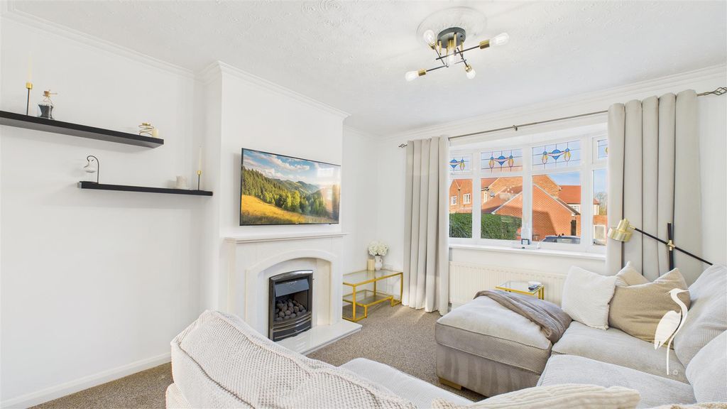 Property photo 2 of 19 Lounge