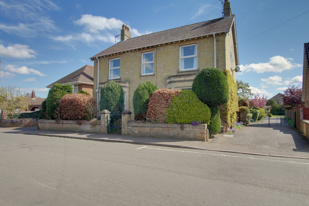 Property photo 3 of 28