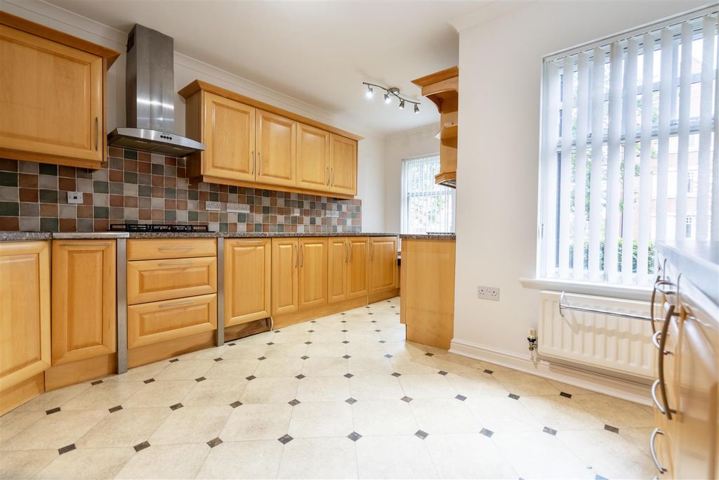 Property photo 3 of 7 Kitchen