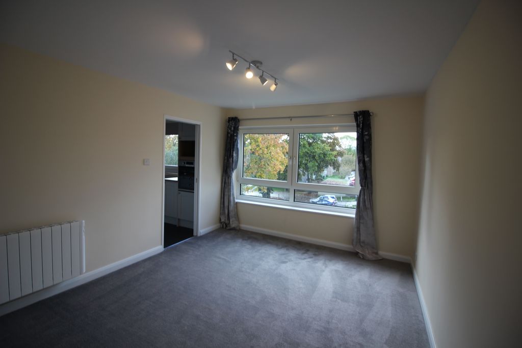 Property photo 3 of 7 18 Cholesbury Lounge