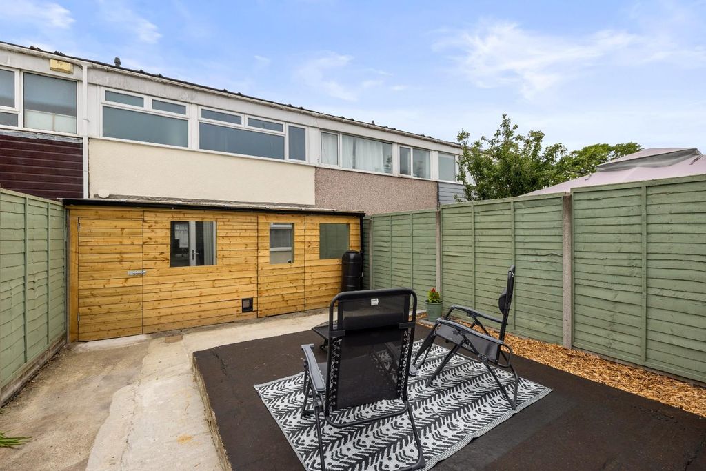 Property photo 2 of 24 Bifield Gardens-4.Jpg