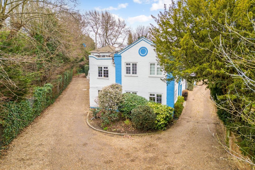 Property photo 2 of 27