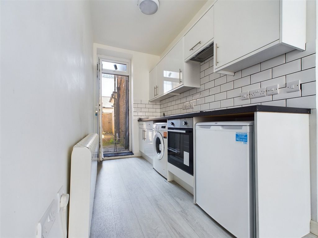 Property photo 3 of 12 Flat To Rent