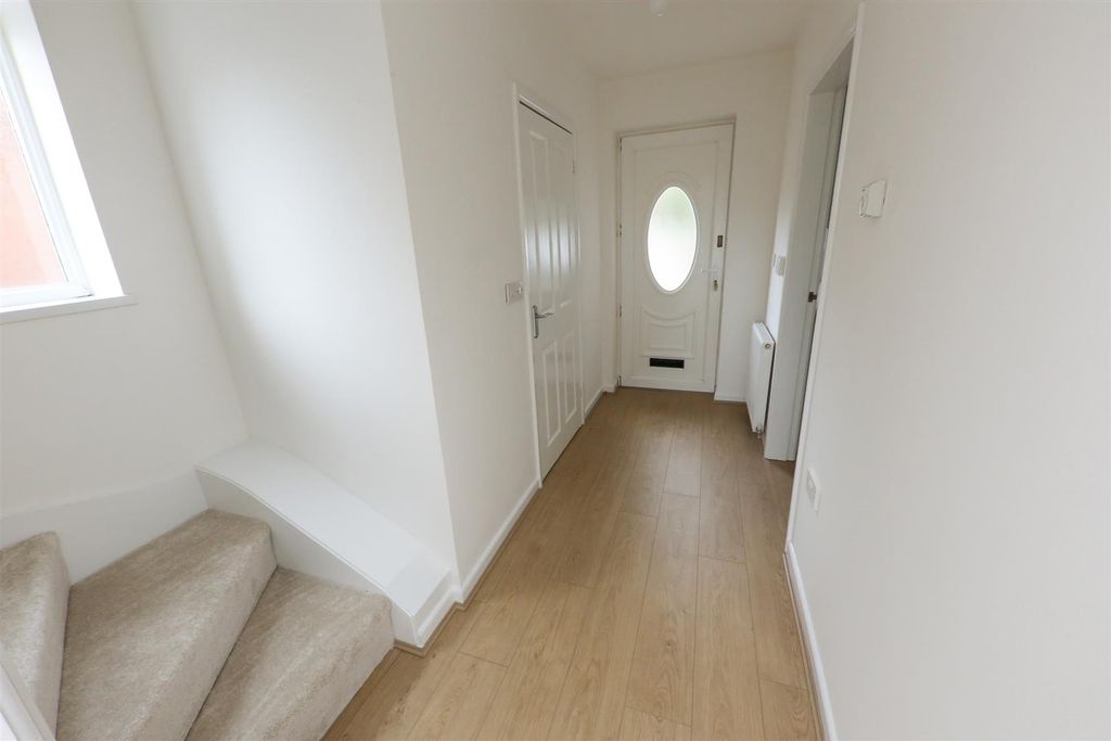 Property photo 2 of 18 Entrance Hall