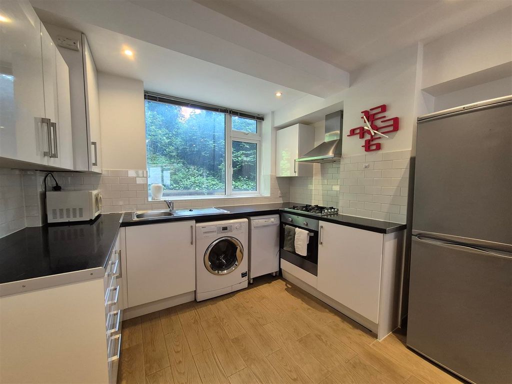 Property photo 2 of 11 Kitchen