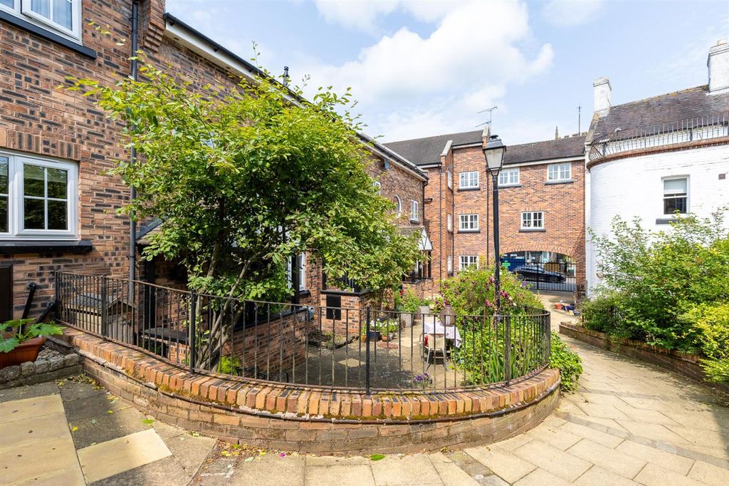 Property photo 2 of 24 8Crowncourtyard-2.Jpg