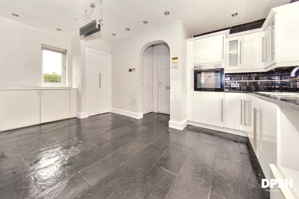 Property photo 2 of 30