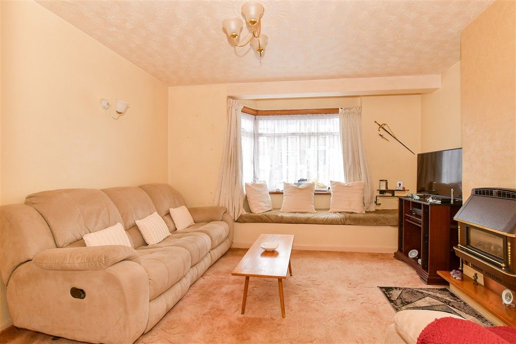 Property photo 3 of 17 Lounge