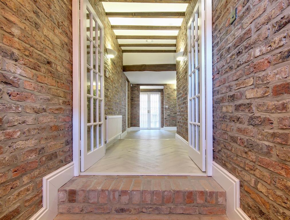 Property photo 3 of 14 Entrance Vestibule