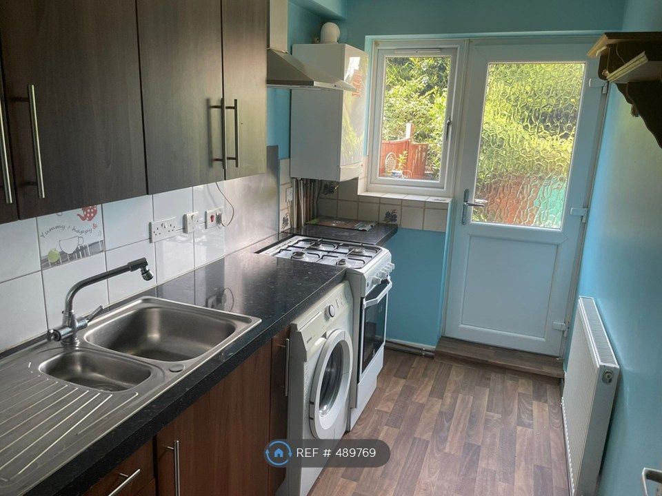 Property photo 3 of 7 Kitchen