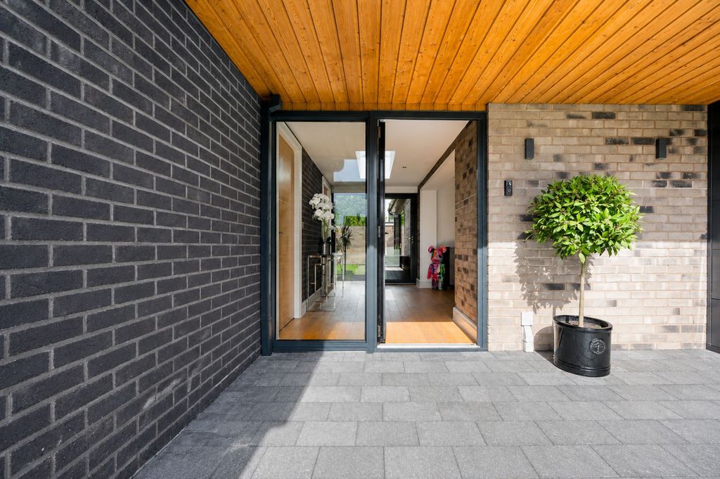 Property photo 2 of 39