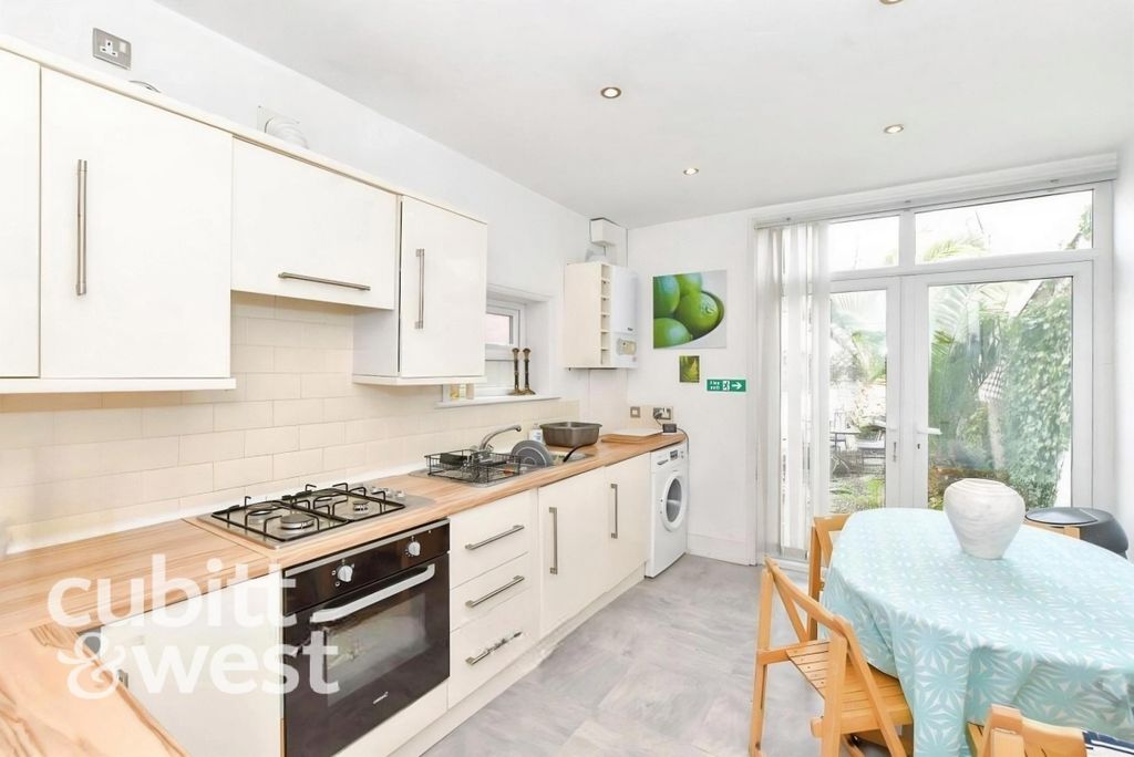 Property photo 2 of 11