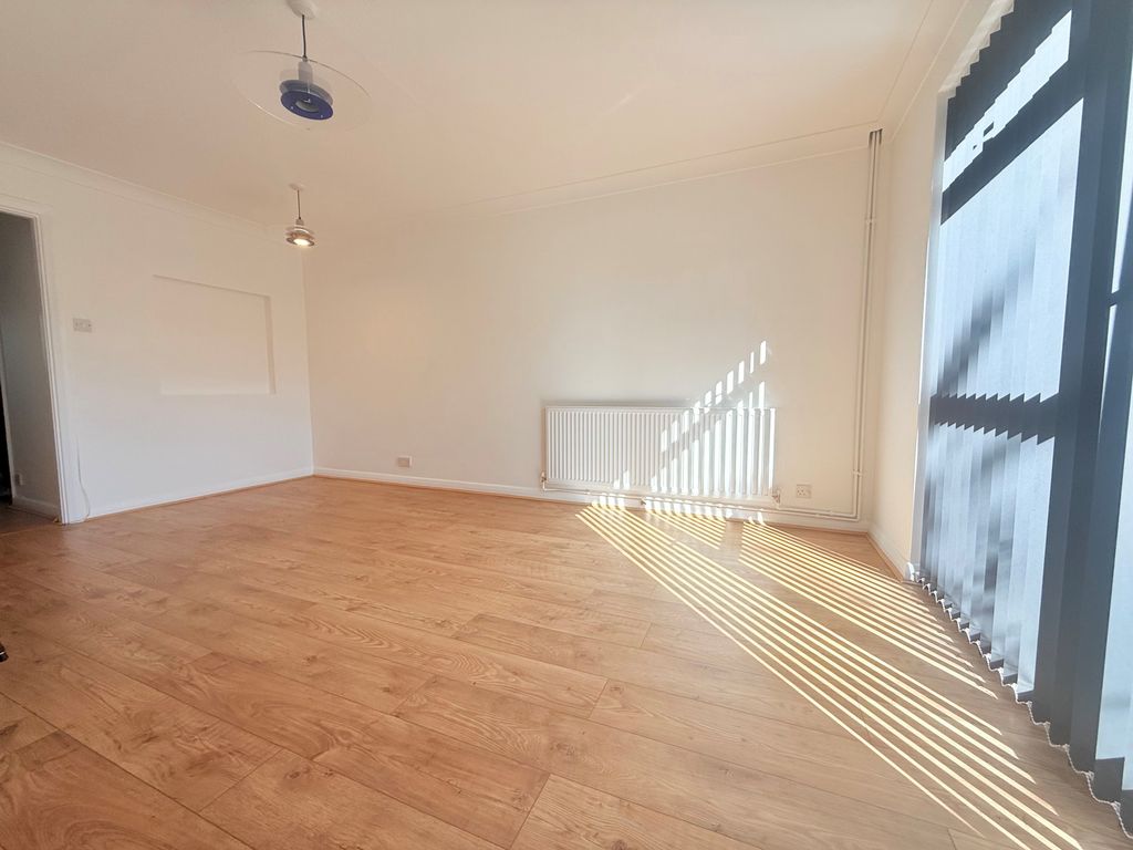 Property photo 3 of 6 Living Room
