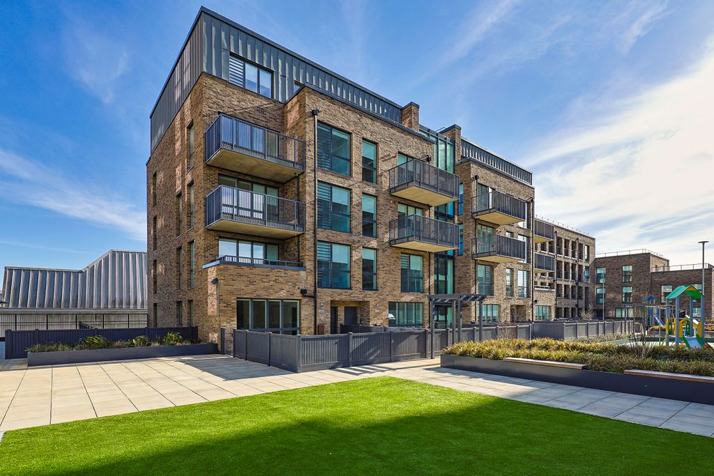 Property photo 3 of 15 Edgware Parade