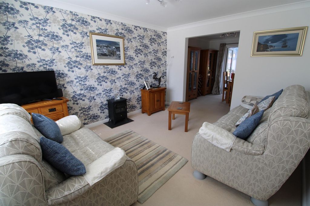 Property photo 3 of 31 Open-Plan Lounge-Diner
