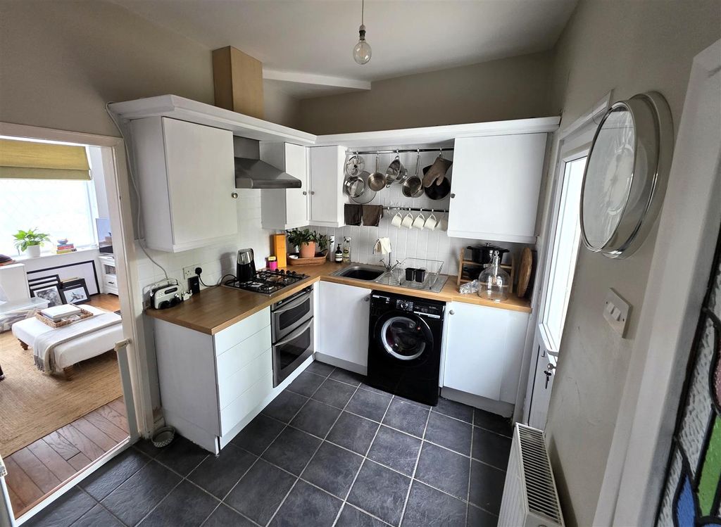 Property photo 3 of 8 Kitchen