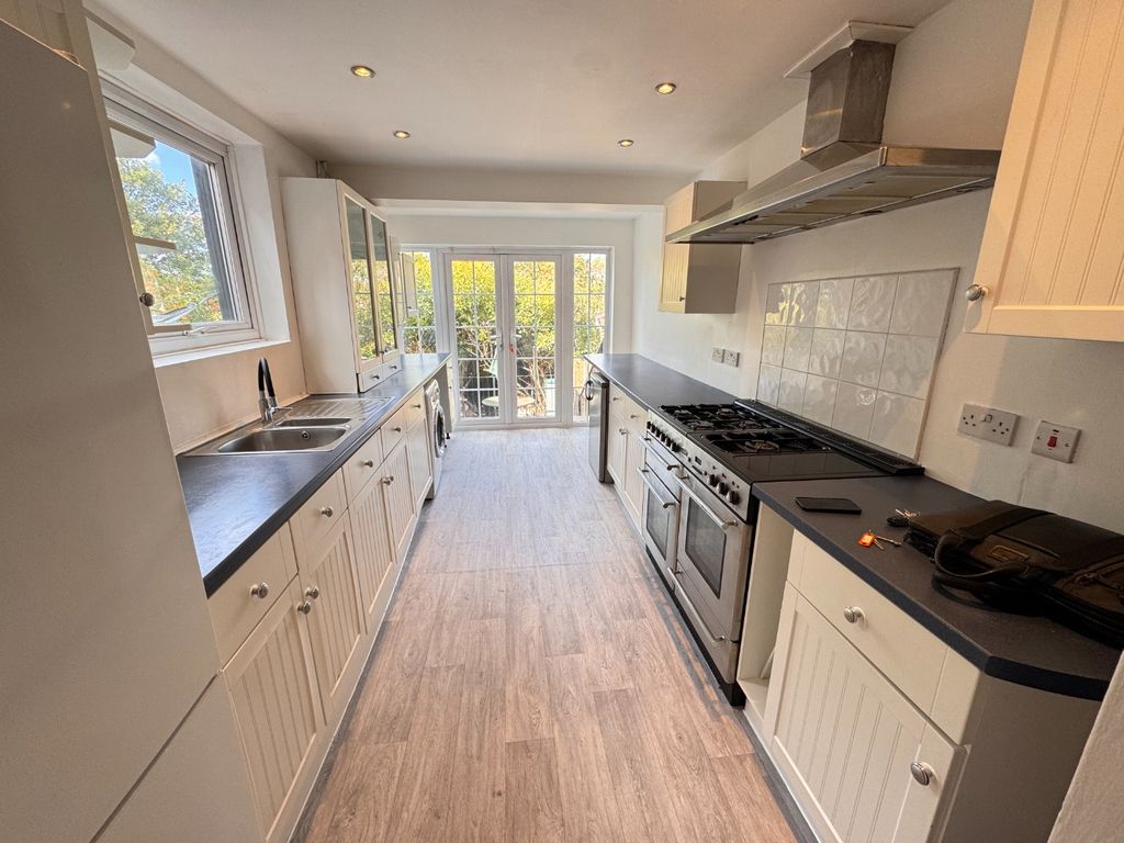 Property photo 2 of 19 4558981