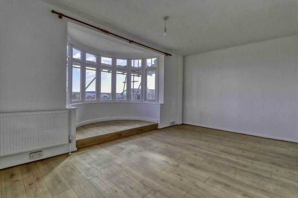 Property photo 3 of 8 Lounge