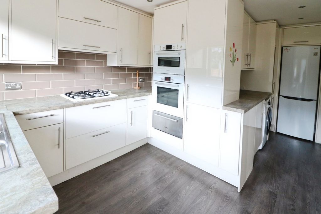 Property photo 2 of 8 Kitchen