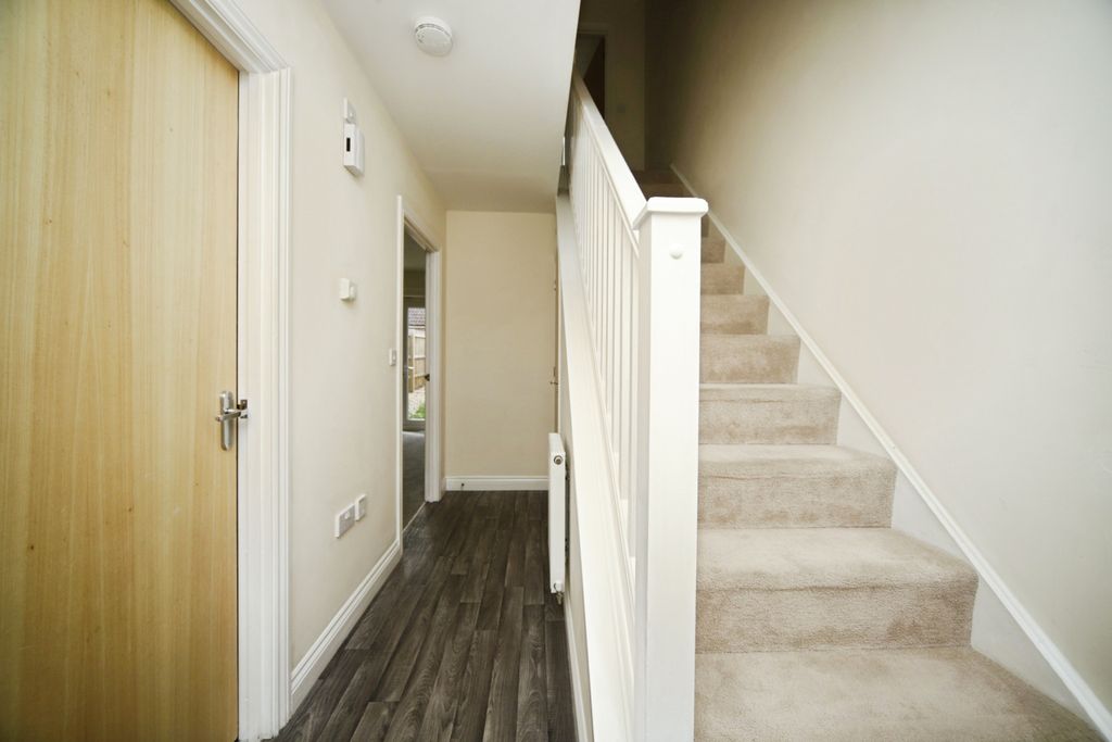 Property photo 3 of 18 Entrance Hall