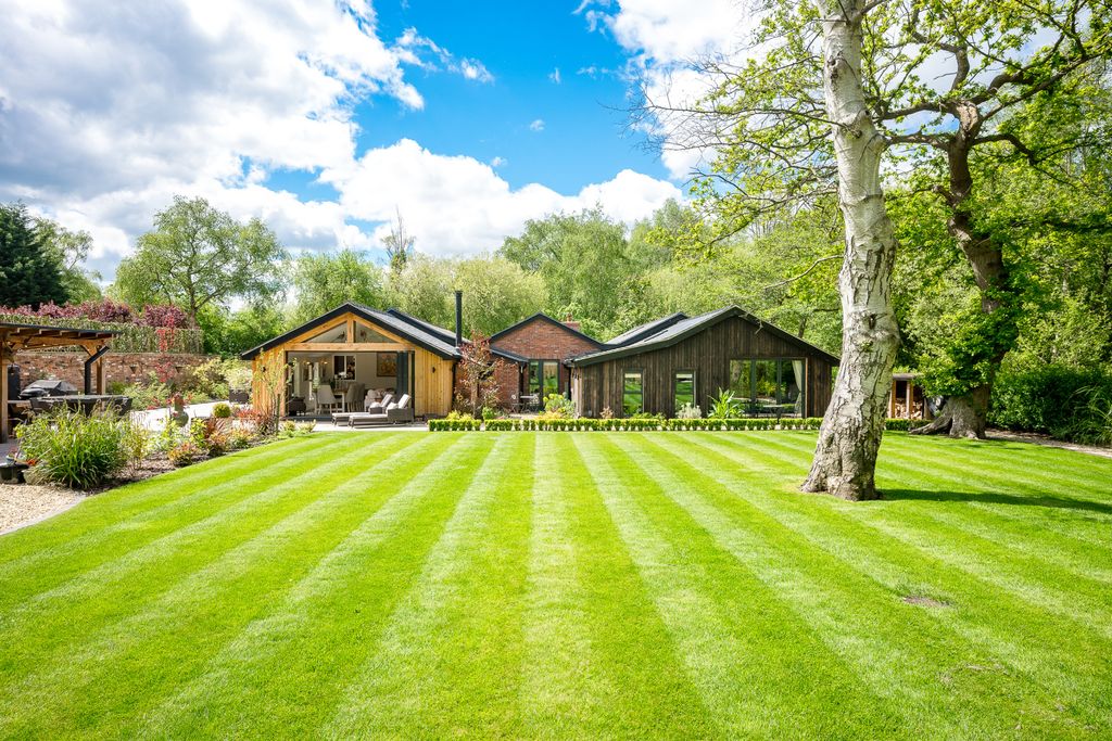 Property photo 1 of 59 Field View