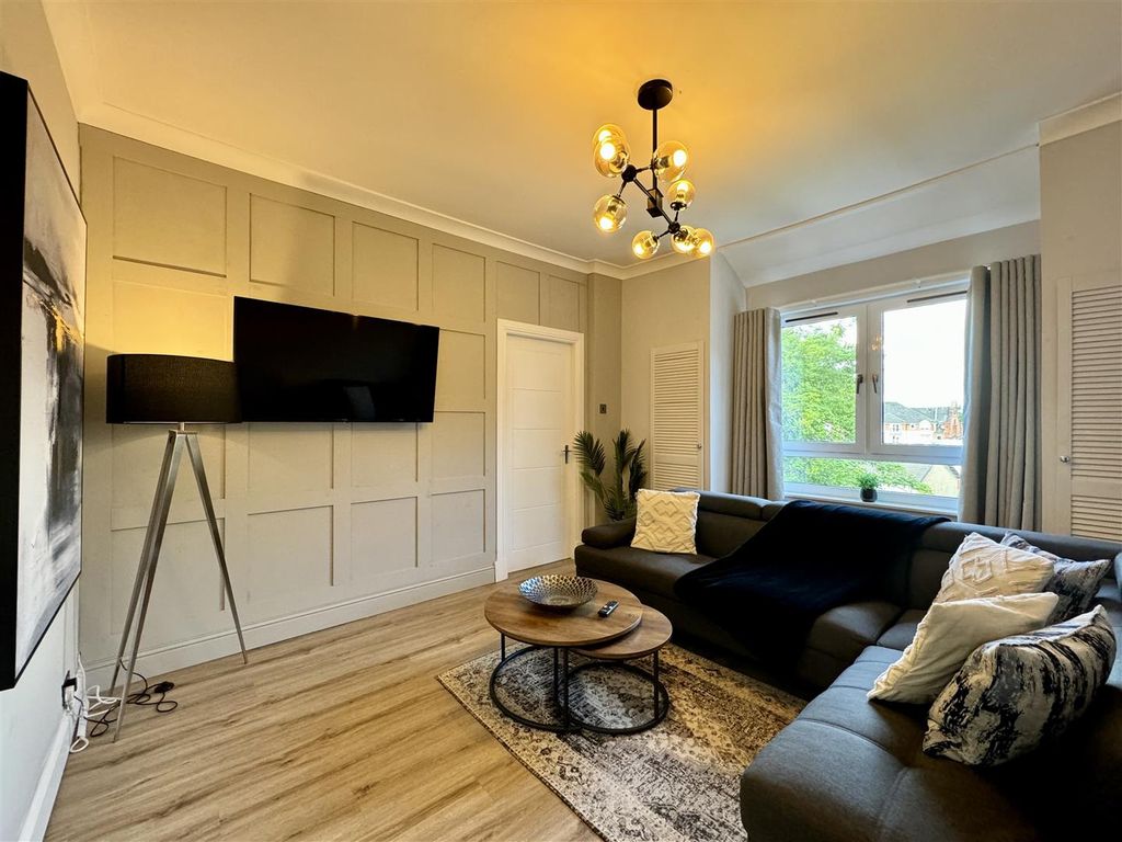 Property photo 3 of 19 Lounge