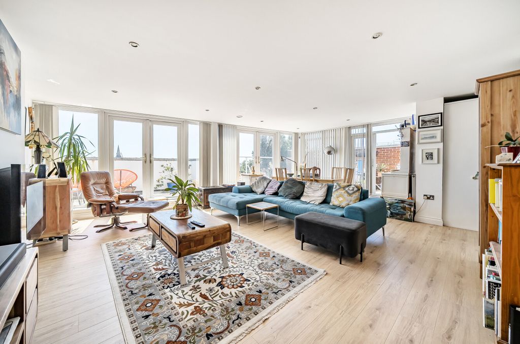 Property photo 2 of 13 1319777-18-686Ec1...