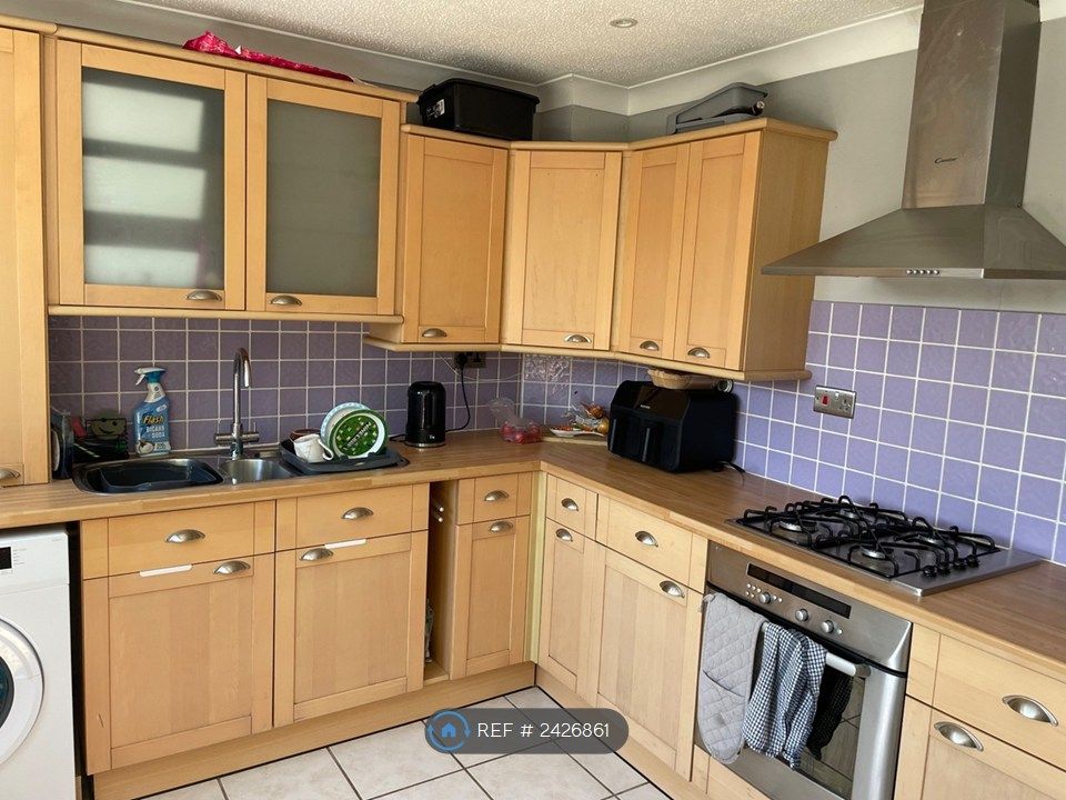 Property photo 3 of 12 Kitchen