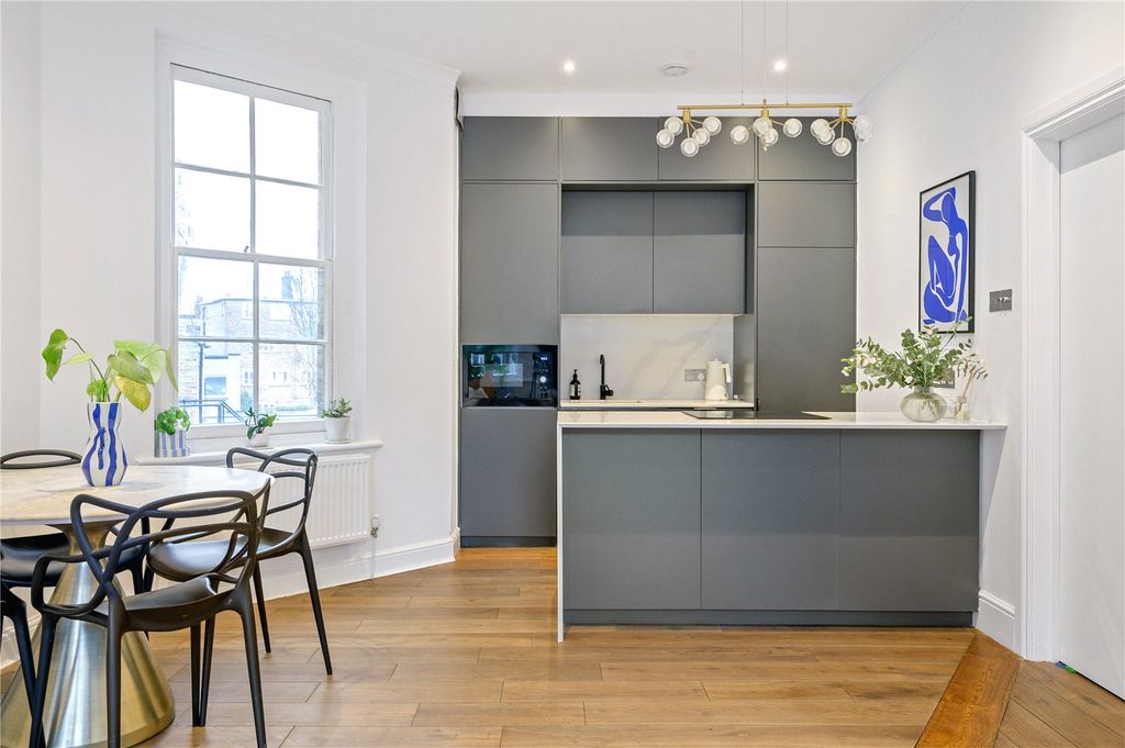 Property photo 3 of 10 Kitchen