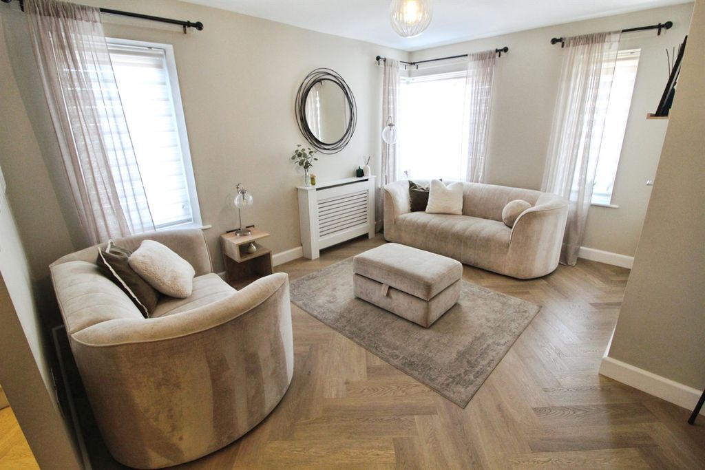 Property photo 3 of 16 Lounge