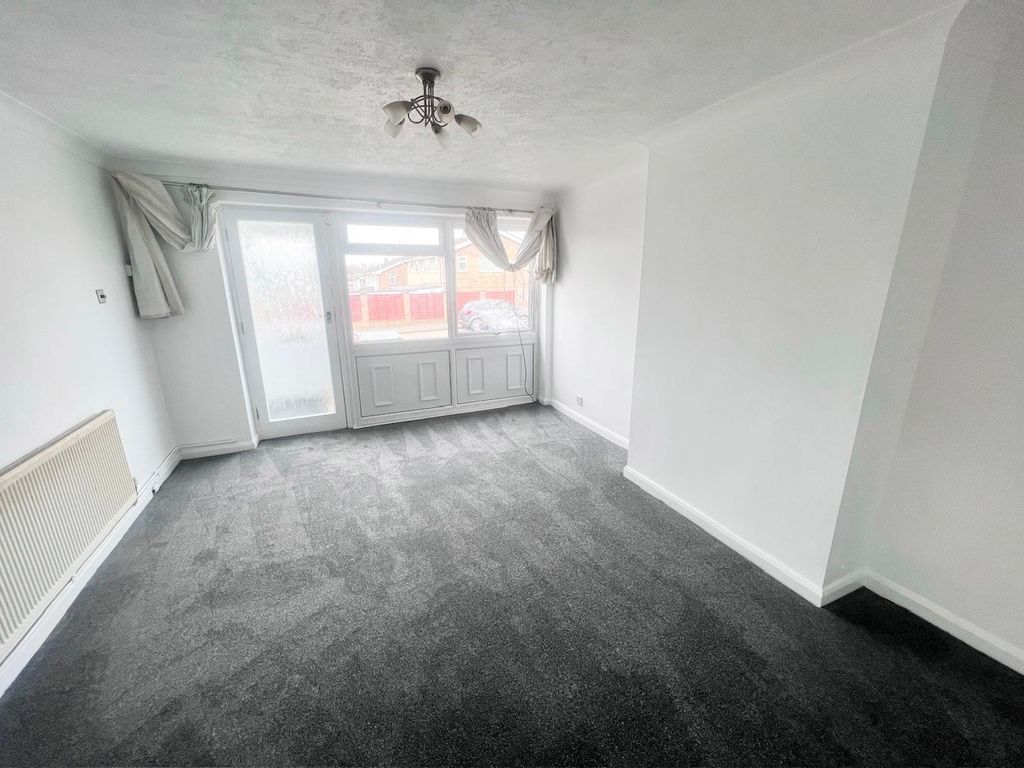 Property photo 2 of 11 Lounge