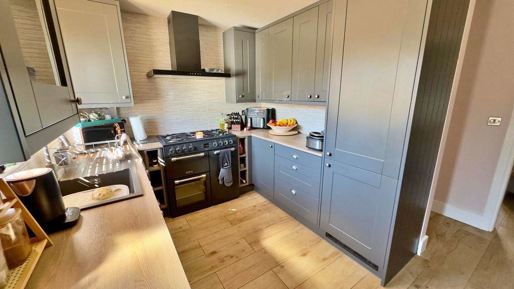 Property photo 3 of 12 Photo 1