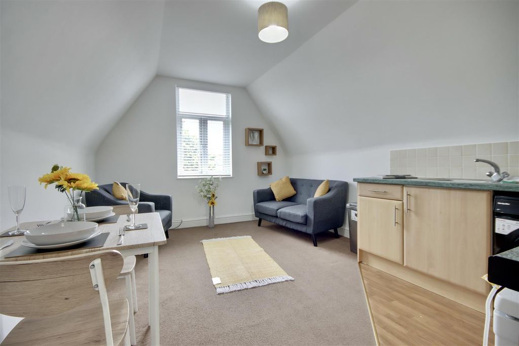 Property photo 3 of 9 25Ac0727-9Ef2-411C-Ab4C-4F60D8D6Ca64_1_201_A.Jpeg